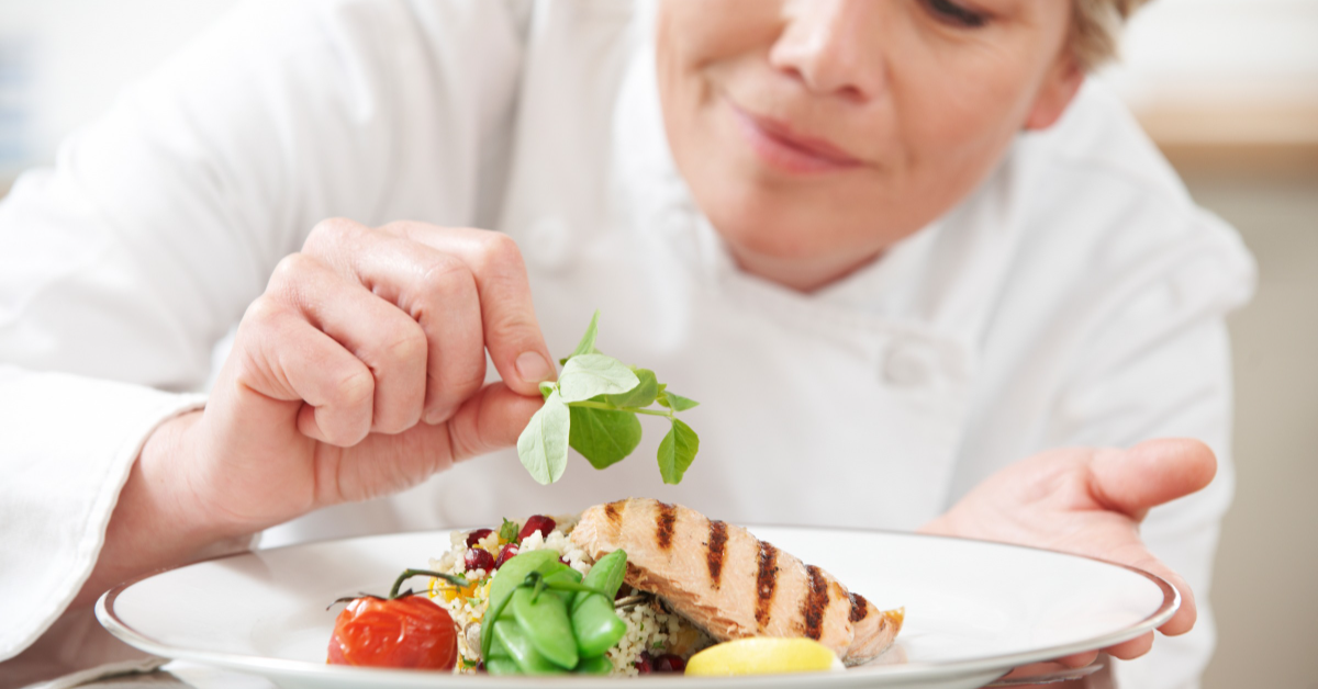 Dresser une assiette comme un chef ? 7 astuces à connaître Dresser une assiette comme un chef ? 7 astuces à connaître