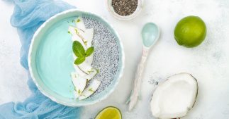 Le smoothie bowl de l'été, à la spiruline et aux myrtilles Le smoothie bowl de l'été, à la spiruline et aux myrtilles