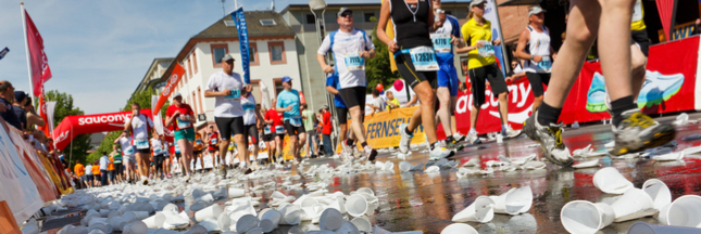 Marathons : finies les bouteilles en plastique, les coureurs boiront de l'eau en capsule Marathons : finies les bouteilles en plastique, les coureurs boiront de l'eau en capsule