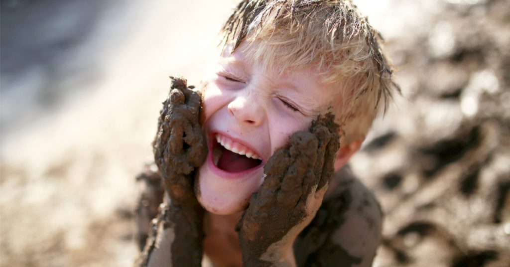 Laissons les enfants se salir dans la nature !