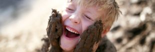 Laissons les enfants se salir dans la nature !