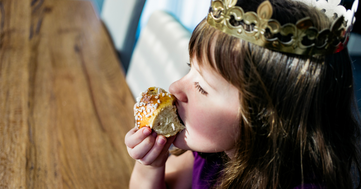 enfant avec couronne et galette des rois Stock Photo