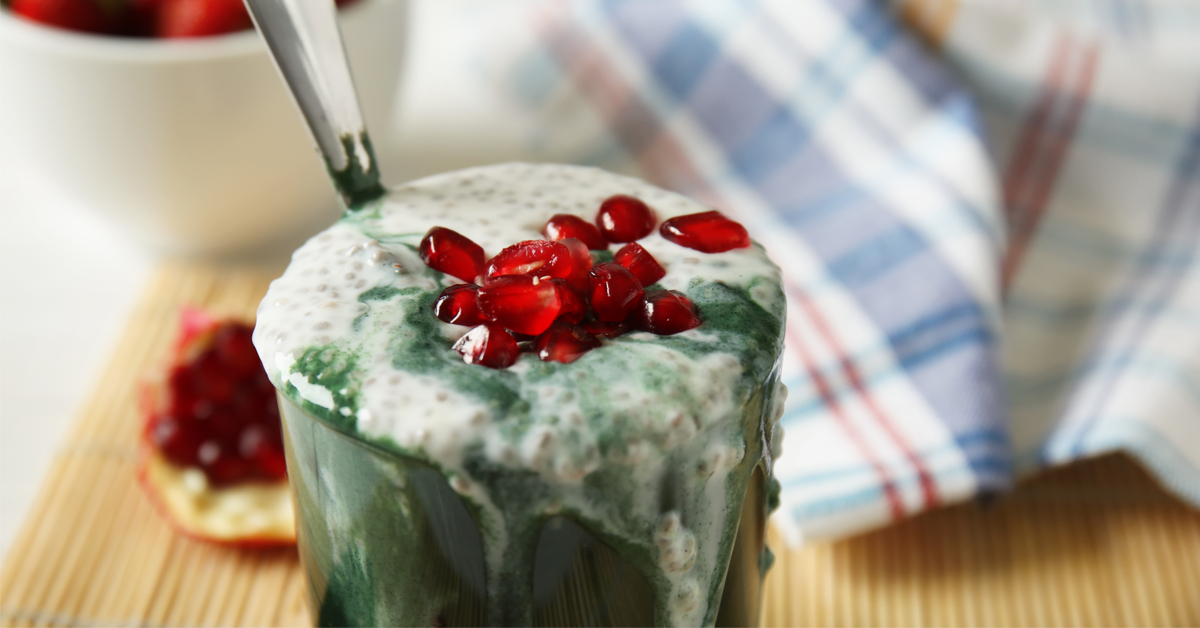 Un petit déj' vitalité avec notre pudding graines de chia, chlorelle et fruit de saison