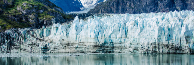 En fondant, les glaciers libèrent… de la radioactivité !