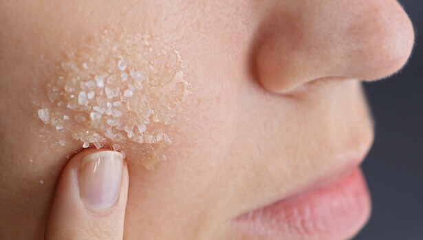 Gommage visage maison à la poudre d'amande : la recette naturelle