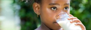 Nouveau scandale agroalimentaire : l'UE exporte du lait à l'huile de palme en Afrique de l'Ouest