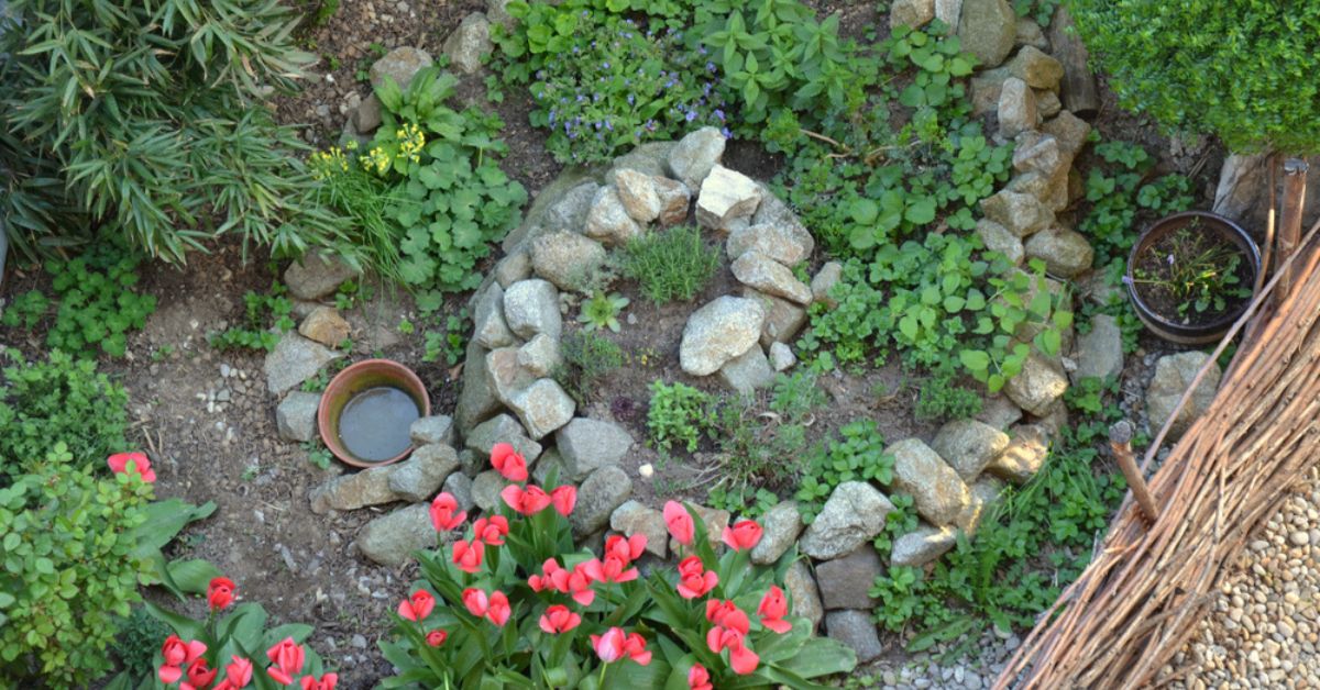 Réaliser une spirale aromatique pour encore plus de vie au potager !