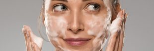 Se laver le visage : les erreurs que l'on fait tous