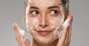 Se laver le visage : les erreurs que l'on fait tous Se laver le visage : les erreurs que l'on fait tous