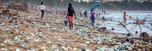 Des tonnes de déchets sur la plage : les images de la honte
