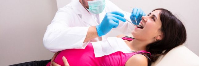 Une femme enceinte chez le dentiste