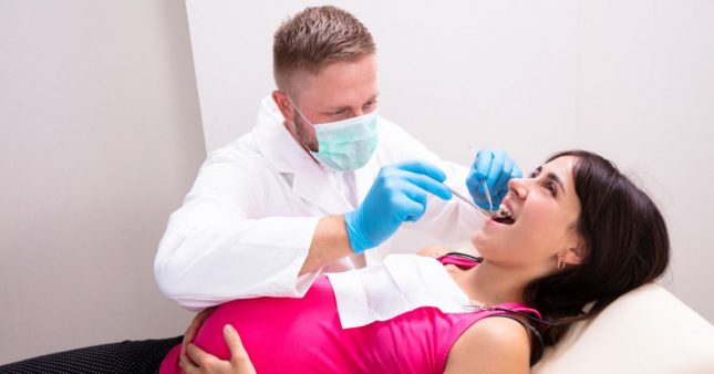 Une femme enceinte chez le dentiste