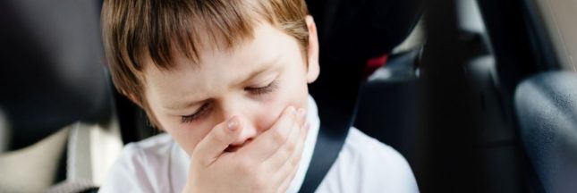 Un enfant malade en voiture