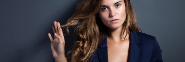 femme sans soutien gorge