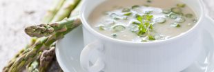 La recette du velouté glacé aux asperges et lait d'amandes La recette du velouté glacé aux asperges et lait d'amandes
