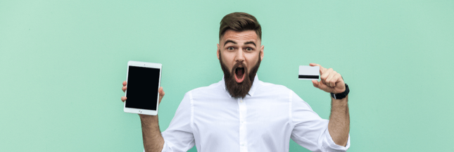 homme avec tablette et carte bancaire