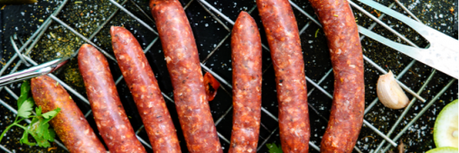 Scandale de l’été : des merguez au plastique, au métal et aux plumes