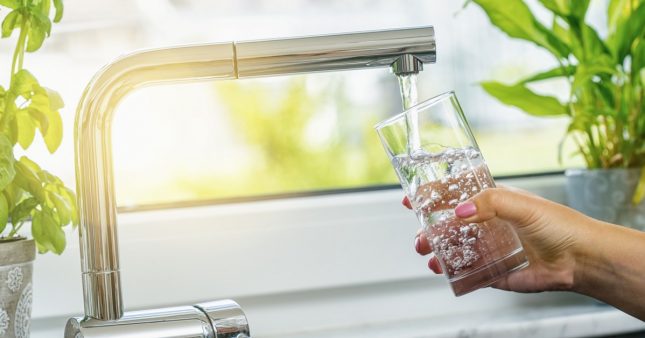 Je purifie l'eau du robinet avec du charbon actif