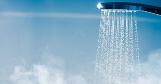 Chauffer de l'eau de manière économe : bouilloire, micro-ondes ou plaque ?