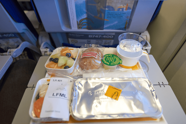 plateau repas déchets dans l'avion