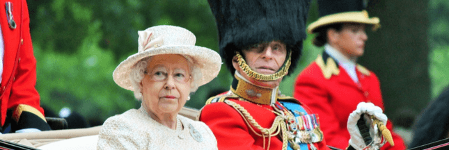 La Reine d'Angleterre Elisabeth II dit bye-bye à la fourrure