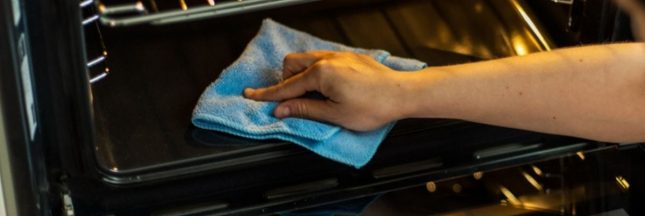 Nettoyer le four sans produits toxiques