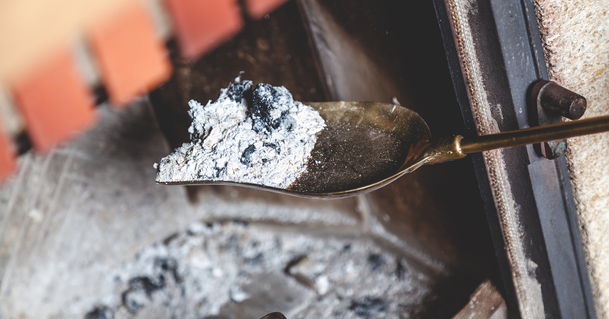 Astuce écologique : recycler les cendres de cheminée