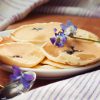 Fêtez la Chandeleur avec des crêpes végans aux fleurs