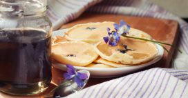 Fêtez la Chandeleur avec des crêpes végans aux fleurs Fêtez la Chandeleur avec des crêpes végans aux fleurs