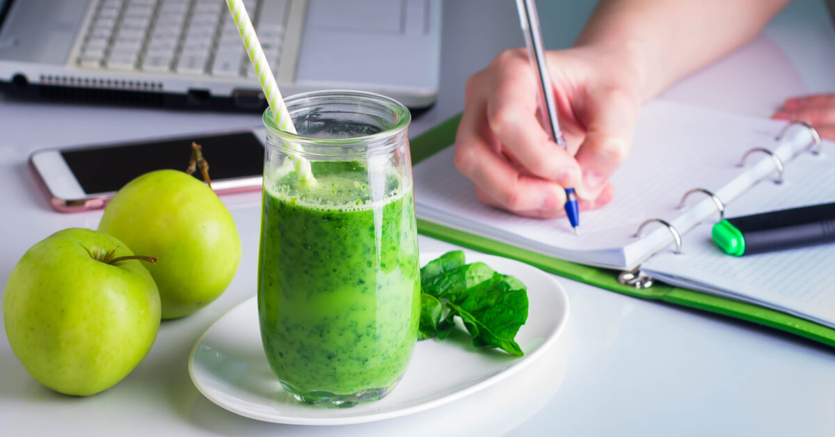 Jus vert du matin détox à la spiruline