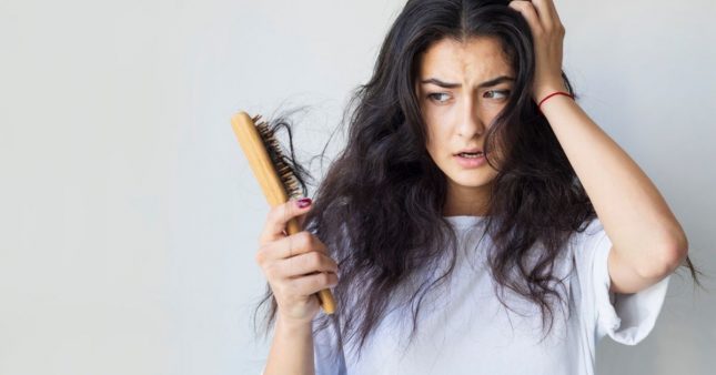 Remèdes contre la chute des cheveux : ne vous prenez plus la tête !