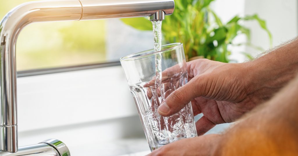 Purification de l'eau et filtration de l'eau du réseau pour filtrer les  particules, le chlore et les métaux lourds