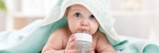 Pourquoi faut-il éviter de donner de l'eau à son bébé avant 6 mois ?