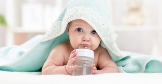 Pourquoi faut-il éviter de donner de l'eau à son bébé avant 6 mois ?