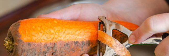 éplucher un navet, une courgette, une carotte