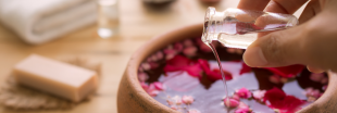 Slow cosmétique : fabriquer une huile de massage aromatique [tutoriel vidéo]