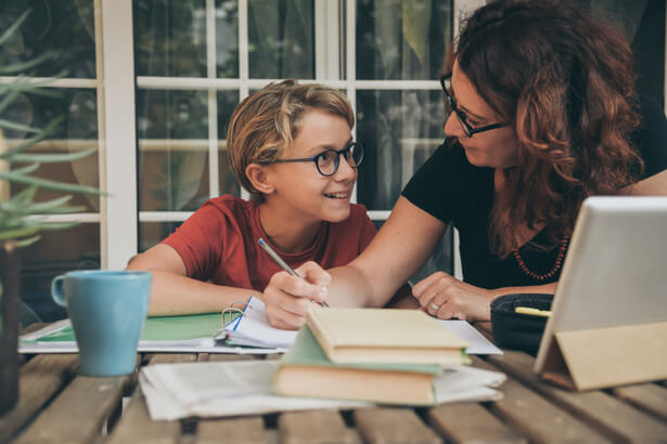 L’école à la maison : nos conseils pour bien s’organiser Devoirs-maison_shutterstock_1536666791