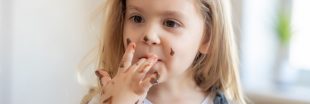 Donner du chocolat aux enfants : est-ce vraiment sans danger ?
