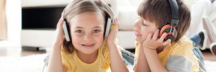 8 podcasts à faire écouter à vos enfants pendant le confinement