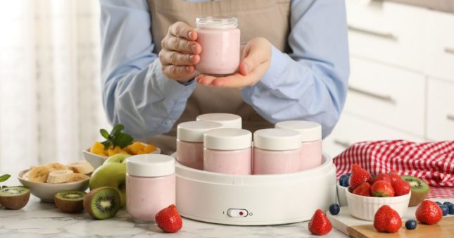 Des yaourts faits maison dans une yaourtière