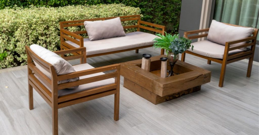 Comment entretenir son mobilier de jardin en bois ? Notre recette naturelle