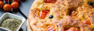 La focaccia barese, la recette italienne de la fougasse à savourer La focaccia barese, la recette italienne de la fougasse à savourer