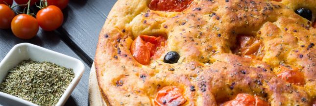 La focaccia barese, la recette italienne de la fougasse à savourer cet été