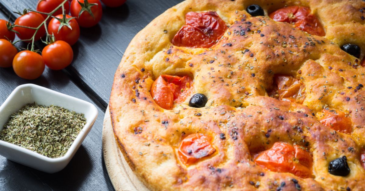La focaccia barese, la recette italienne de la fougasse à savourer La focaccia barese, la recette italienne de la fougasse à savourer