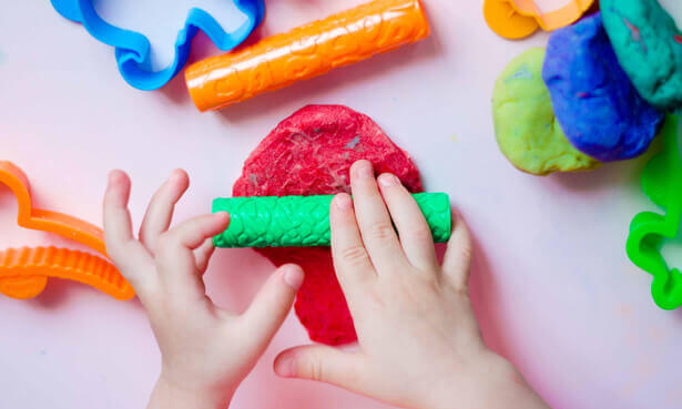 Plaisirs d'enfance : quelles activités avec de la pate à modeler