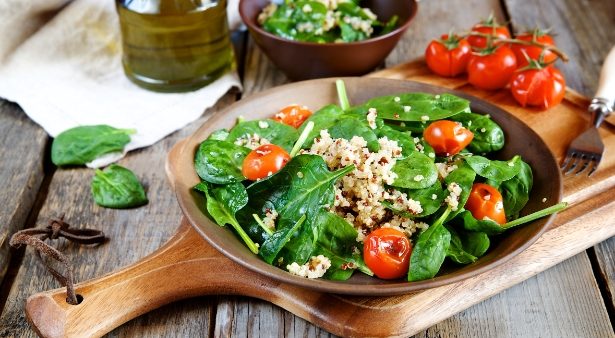 Recette bio : salade d’épinards au quinoa sauvage et à la spiruline