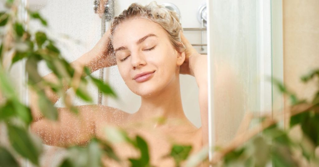 Shampoing naturel, no poo : se laver les cheveux au naturel, comment faire ?