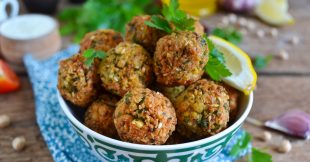 Falafel - Une boulette végétalienne terriblement addictive Falafel - Une boulette végétalienne terriblement addictive