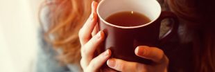 Boire de l'eau chaude même en été, un geste santé à retrouver