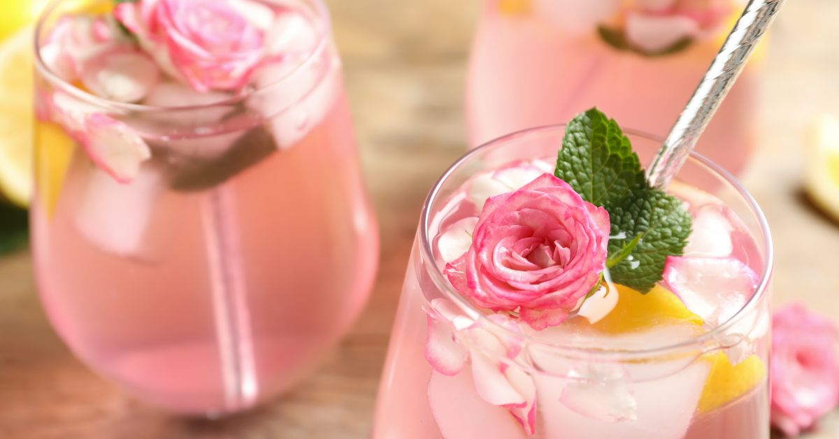 Limonade maison aux pétales de rose et à la menthe fraîche